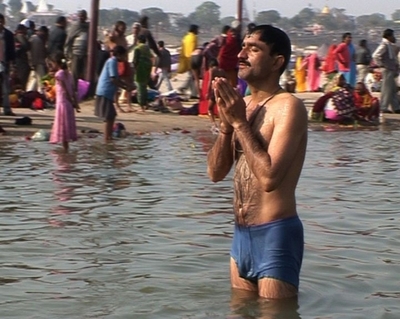 聖なる沐浴に影を落とす「水質汚染」 - インド