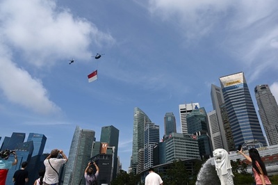 シンガポール、独立55周年 夜には花火も