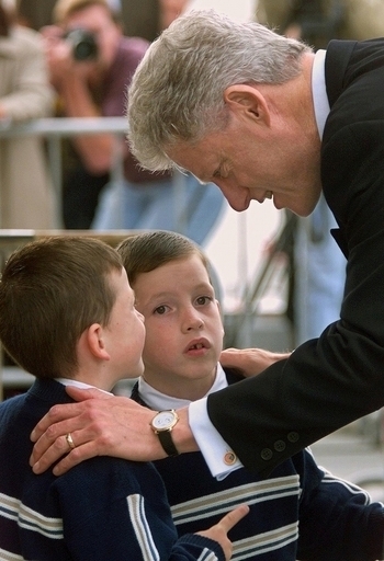 病院のミスで離ればなれになった双子、賠償請求へ