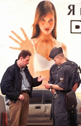 巨大画面のセクシー映像にくぎ付けで幹線道路が渋滞、ロシア