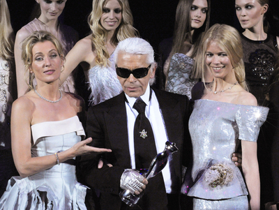 ＜09年春夏ベルリン・コレクション＞カール・ラガーフェルドを表彰