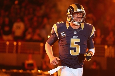 試合前から燃えすぎて？フィールドから火の手―ラムズ戦開始遅れる