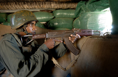 日本政府代表の訪問控えたスリランカ、政府軍と反政府勢力の戦闘激化