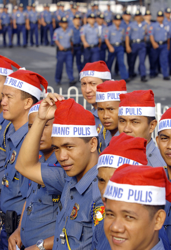 フィリピン、「サンタ警官」がパトロールへ