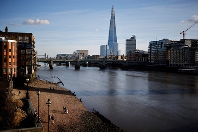 英警察、400人出席の結婚式を強制捜査 コロナ対策違反