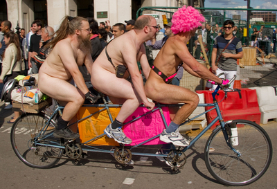 「裸のサイクリング集団」が世界各地に出没、環境保護訴える