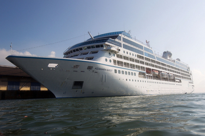 米豪華クルーズ船が火災、一時漂流 ボルネオ島の港に入る