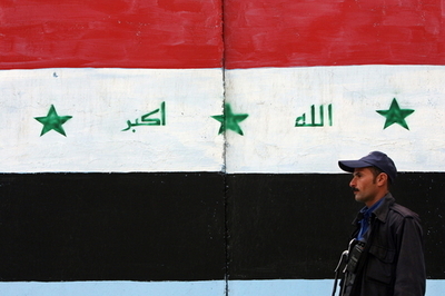 フセイン元大統領の直筆、イラク国旗から消滅へ