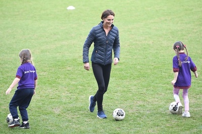 サッカーやカヌーで子どもと交流、ウィリアム英王子夫妻が北アイルランド訪問