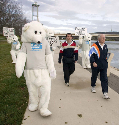「生き残りをかけて戦おう」と、総選挙前の豪首相にシロクマが地球温暖化対策を訴え