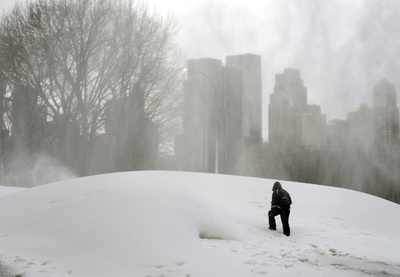 セントラルパークに猛吹雪？かすむ摩天楼、米NY