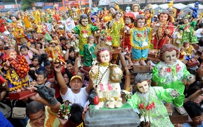 サント・ニーニョ祭、幼年期のイエス像掲げパレード 比マニラ