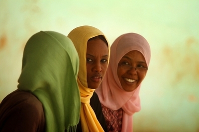 女装した若者らに公開むち打ち刑、スーダン