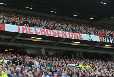 モイーズ氏の「選ばれし者」横断幕が撤去される