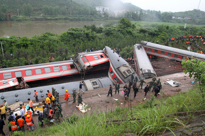 列車脱線で19人死亡、中国江西省