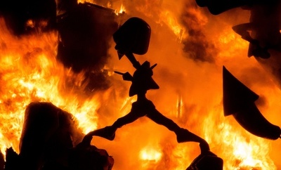 火祭り「ファリャス」が最終日、燃える巨大人形たち