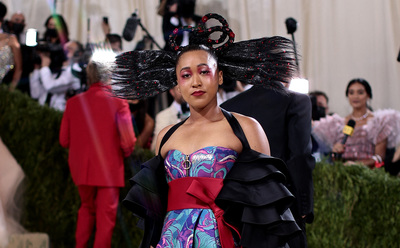 大坂なおみ、華やかな衣装で登場 ファッションの祭典「メット・ガラ」