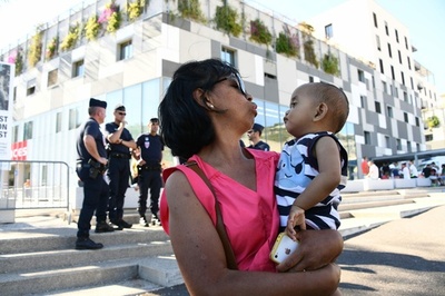 仏トラック突入、現場で不明の8か月男児 FBで無事見つかる