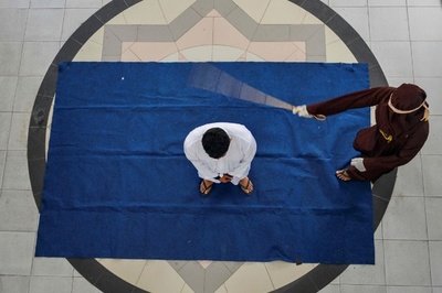 未成年と性行為、男に公開むち打ち刑 インドネシア・アチェ州