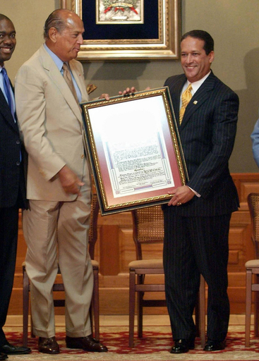 オスカー・デ・ラ・レンタ、生まれ故郷より感謝状 - ドミニカ共和国