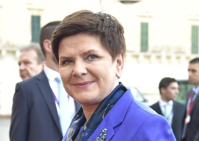 ポーランド首相、交通事故で負傷 リムジンに車衝突