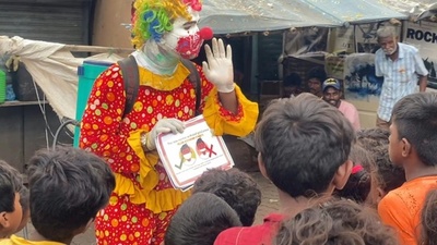 字幕:ピエロ、時々「ドラえもん」 スラムの子どもにコロナ対策を インド