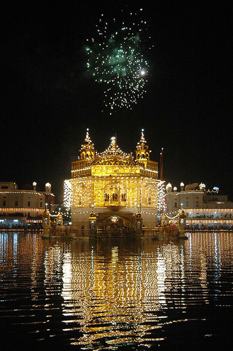 シーク教徒の聖典導入403周年、インド各地で祝祭