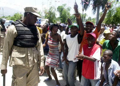 元大統領の帰国容認のアレクシス氏を首相に指名 - ハイチ