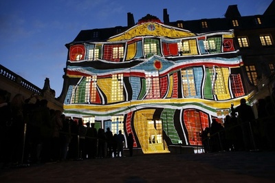 建物ぐにゃり、パリで美術館無料開放イベント