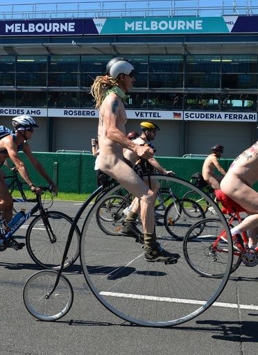 メルボルンに裸のサイクリスト集団、権利や環境保護訴え