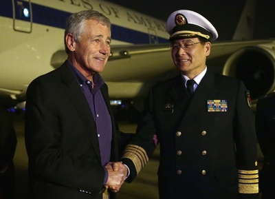 米国防長官、中国初の空母「遼寧」を視察