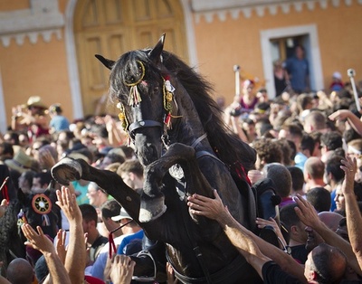 馬の胸たたくと幸運が、スペイン離島で伝統のサン・フアン祭り
