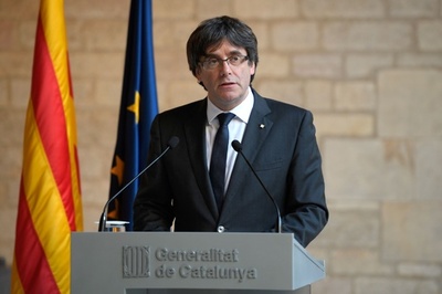 カタルーニャ州首相、議会解散見送り 独立の行方不透明に