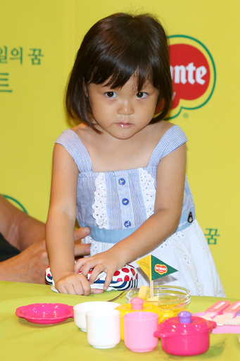 秋山成勲の娘、紗蘭ちゃん デルモンテのイベントに登場