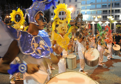 ウルグアイのカーニバル、開催2日目の熱狂ぶり