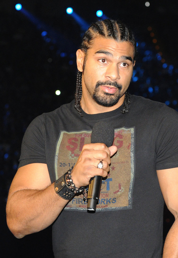 試合後の会見場でヘビー級ボクサー2人が乱闘騒ぎ