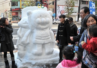 都心で雪国気分、「雪だるまフェア」開催