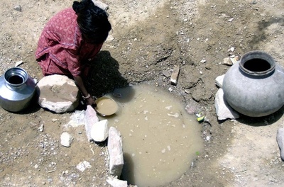 井戸に2歳児が転落、4日たつも救出活動難航 インド 