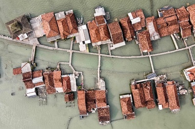 「緩慢な災害」 沈む村の生活 インドネシア