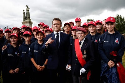 マクロン仏大統領「犠牲の精神」を称賛 ノルマンディー作戦80年式典始まる