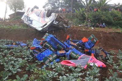 バス暴走で11人死亡、約50人負傷 インドネシア・ジャワ島