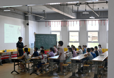 小学校が児童に英語で「卒論問答」 ネットで「やりすぎ」批判 中国・雲南省