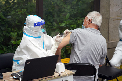 新型コロナワクチン追加接種で高齢者の重症化率90%低下 上海市