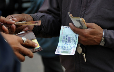 インドルピーが過去最安値、対ドルで60ルピー割り込む