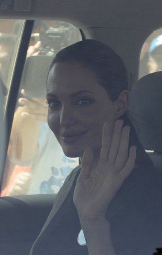 UNHCR特使のA・ジョリーさん、シリア難民のキャンプを訪問