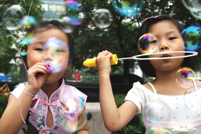 二人っ子政策の効果現れる　出生数増には不安要素も