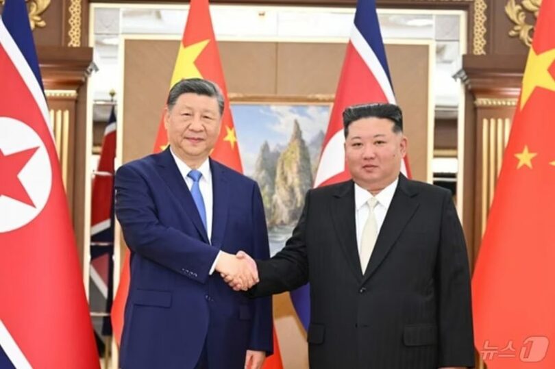 8日、平壌の錦繍山迎賓館で会談する習近平中国国家主席とキム・ジョンウン（金正恩）朝鮮労働党総書記(c)xinhua/news1