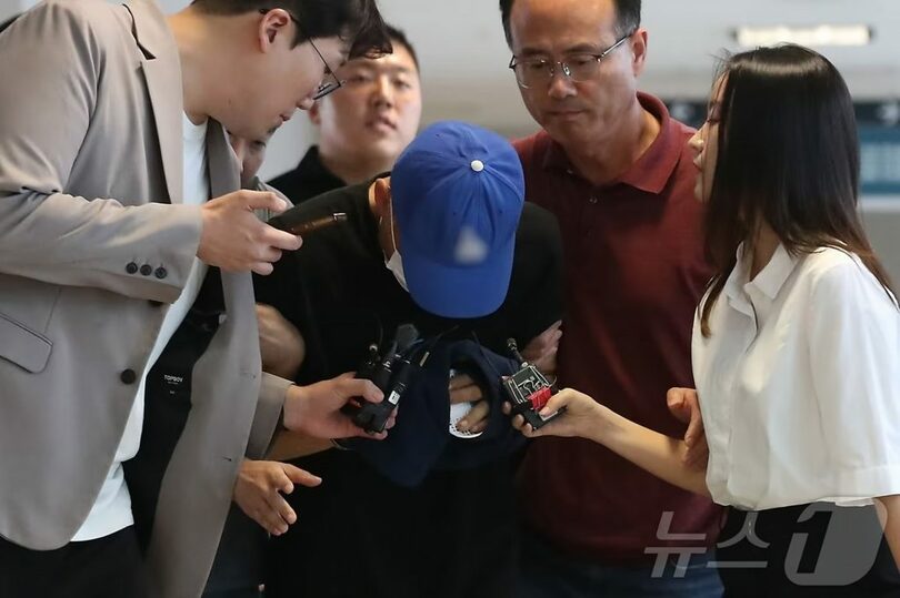 大邱市達西区のマンションに侵入し、ストーキングしていた50代女性を凶器で殺害した容疑で逃走していた男＝2025年6月16日撮影(c)news1