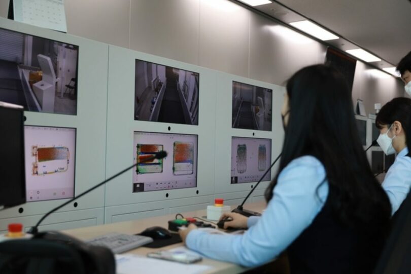 3DX-Ray検索機判読教育を実施する仁川本部税関職員=仁川本部税関提供(c)NEWSIS