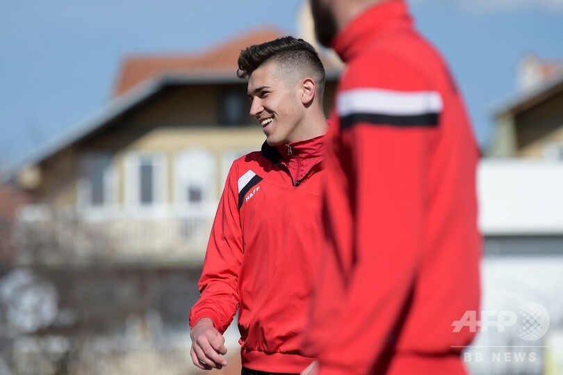 セルビア人サッカー選手、コソボU-19代表入りで攻撃の的に